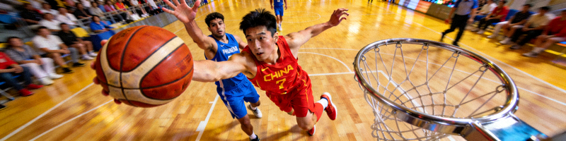 CBA联赛中国球员突破上篮精彩瞬间