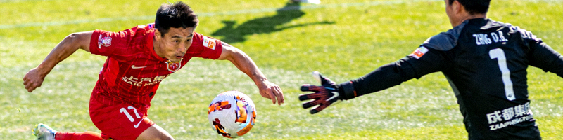 国内中超联赛球员带球突破防守队员