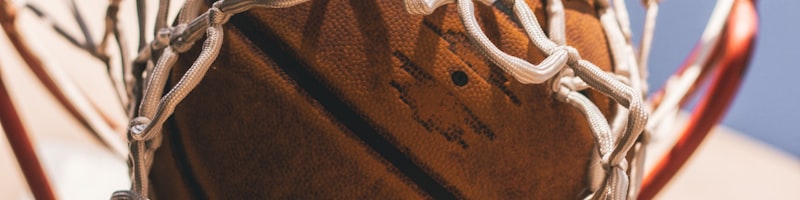 街头篮球比赛选手展示高难度扣篮动作