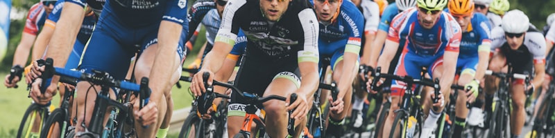 网球大满贯赛事决赛选手奋力击球瞬间