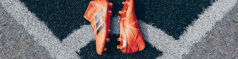 著名足球运动员在训练中展示精湛球技