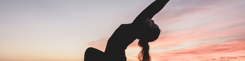 女子田径运动员在跑道上冲刺比赛