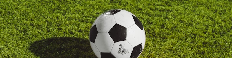 欧洲冠军联赛决赛精彩瞬间，球员激烈拼抢足球